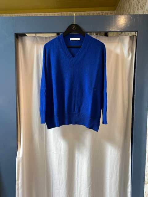 Italian Cashmere V-Neck in Majolica Blue by The Perfect Provenance Luxury Cashmere Collection